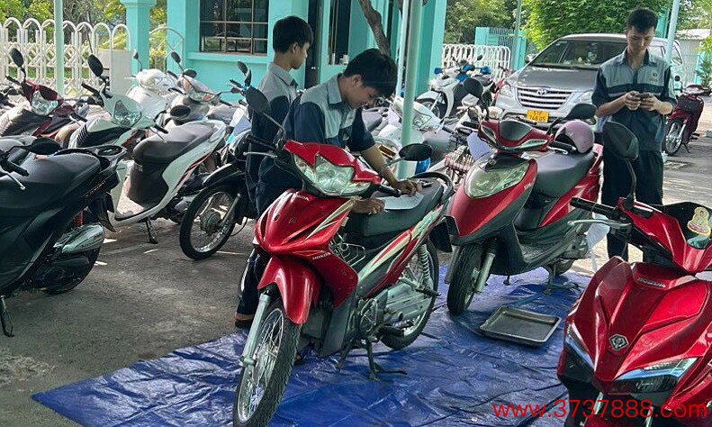 Thợ kiểm tra xe trong khuôn viên nhà máy Diversatek Việt Nam， ngày 13/1. Ảnh: An Phương